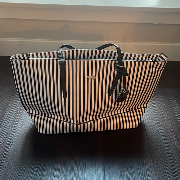 Guess Handbags - Guess Black & white Medium size purse